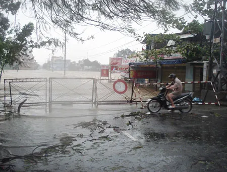 Sáng nay, nhiều tuyến đường chính tại TP. Huế phải dựng rào chắn, không cho người và phương tiên lưu thông vì đường ngập lụt. Ảnh: Văn Thắng Sáng nay, nhiều tuyến đường chính tại TP. Huế phải dựng rào chắn, không cho người và phương tiên lưu thông vì đường ngập lụt. Ảnh: Văn Thắng