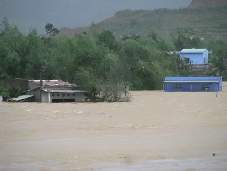 Lũ ở Hòa Vang (Đà Nẵng) lên nhanh, nhấn chìm nhiều nhà dân. Ảnh: Nguyên Khôi Lũ ở Hòa Vang (Đà Nẵng) lên nhanh, nhấn chìm nhiều nhà dân. Ảnh: Nguyên Khôi