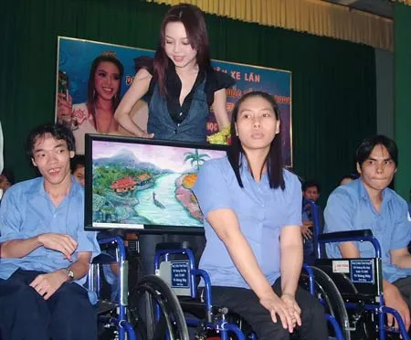 Nhận tranh do chính các học viên vẽ tặng Nhận tranh do chính các học viên vẽ tặng