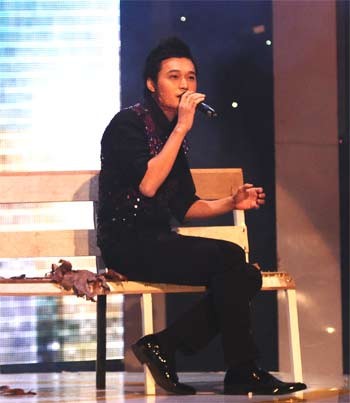Quang Vinh, known as “Nightingale Prince,” will present some fresh melodies at the gala concert on October 12 (Photo: Courtesy of Cat Tien Sa Media) Quang Vinh, known as “Nightingale Prince,” will present some fresh melodies at the gala concert on October 12 (Photo: Courtesy of Cat Tien Sa Media)