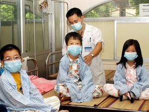 Children receiving treatment for swine flu at Saint Paul Hospital in Hanoi on October 16 ( Photo : VNA)