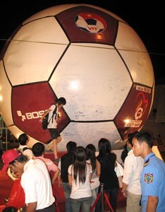 Fans wait for their turns to sign on the ball at the HCM City Youth Culture House Oct. 28 (Photo: Tuong Thuy) Fans wait for their turns to sign on the ball at the HCM City Youth Culture House Oct. 28 (Photo: Tuong Thuy)