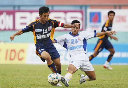 Tiền vệ đội trưởng Phạm Nguyên Sa (14) của SHB. Đà Nẵng thi đấu rất nổi bật tại giải U21 báo Thanh Niên. Ảnh: Dũng Phương