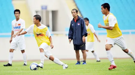 Trợ lý Ngô Lê Bằng điều hành buổi tập của đội tuyển U23 chiều 30-9. Ảnh: Quang Thắng