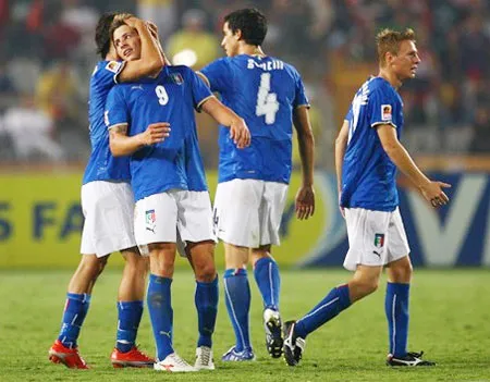 ... Và nỗi thất vọng của cầu thủ Italia khi phải sớm rời khỏi giải.