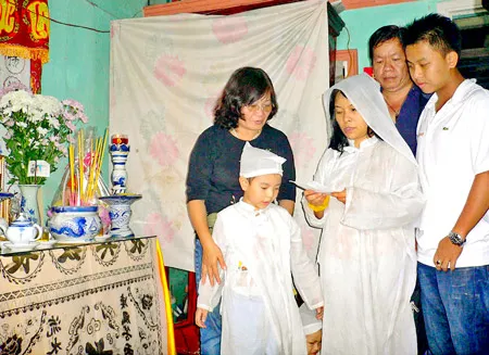 Đại diện Báo SGGP (bìa trái) trao tiền hỗ trợ vợ con anh Dương Văn Bình (Qui Nhơn). Đại diện Báo SGGP (bìa trái) trao tiền hỗ trợ vợ con anh Dương Văn Bình (Qui Nhơn).