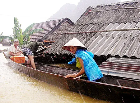 Ngày 2-10, lũ tiếp tục dâng cao chạm mái nhà dân tại xã Tân Hóa (Minh Hóa, Quảng Bình). Ngày 2-10, lũ tiếp tục dâng cao chạm mái nhà dân tại xã Tân Hóa (Minh Hóa, Quảng Bình).