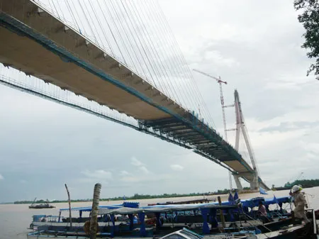 Cầu Cần Thơ đang đợi ngày hợp long chính thức. Ảnh: Băng Tâm Cầu Cần Thơ đang đợi ngày hợp long chính thức. Ảnh: Băng Tâm