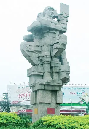 Khu vực Tượng đài truyền thống đấu tranh của CNLĐ TP đã sạch đẹp