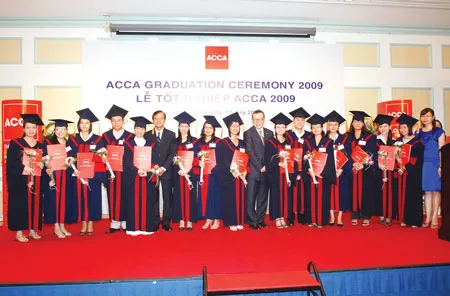 Lễ trao bằng tốt nghiệp ACCA cho 43 sinh viên tốt nghiệp tại TPHCM tháng 7-2009 vừa qua. Lễ trao bằng tốt nghiệp ACCA cho 43 sinh viên tốt nghiệp tại TPHCM tháng 7-2009 vừa qua.