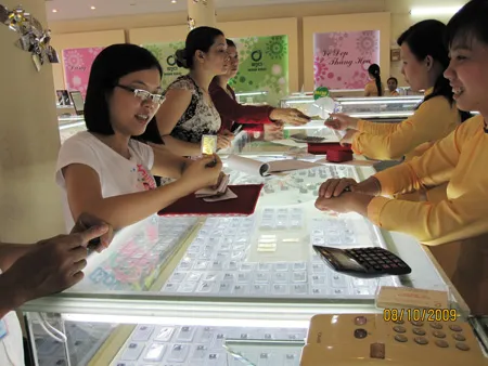 Giá vàng đang dao động quanh mức 23,200 triệu đồng/ lượng