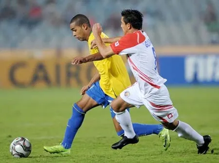 Tiền đạo Alex Teixeira (áo vàng) luôn bị các hậu vệ Costa Rica chăm sóc rất kỹ.