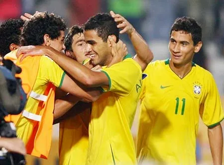 Đồng đội chúc mừng sau khi Alan Kardec (giữa) ghi bàn vào lưới Costa Rica.