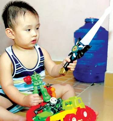 Các loại đồ chơi có tính chất bạo lực dễ ảnh hưởng tâm sinh lý của trẻ em khi trưởng thành. Ảnh: ĐỨC TRÍ