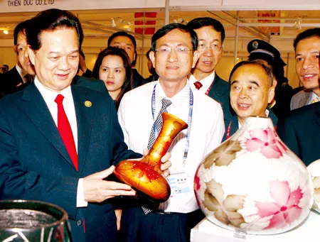 Thủ tướng Nguyễn Tấn Dũng thăm gian hàng của các doanh nghiệp Việt Nam tại Hội chợ triển lãm quốc tế miền Tây Trung Quốc lần thứ 10. Thủ tướng Nguyễn Tấn Dũng thăm gian hàng của các doanh nghiệp Việt Nam tại Hội chợ triển lãm quốc tế miền Tây Trung Quốc lần thứ 10.