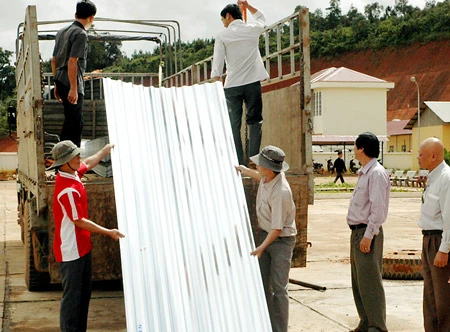 Báo SGGP và Báo Kon Tum tặng 1.500m² tôn giúp đồng bào lũ lụt