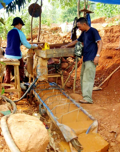 Bình Định: Đào đãi vàng trái phép gây ô nhiễm trầm trọng