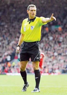 Premier League 2009 - 2010: Ferguson bị các trọng tài phản công