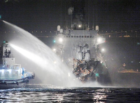 Lực lượng cứu hỏa đang phun nước dập tắt đám cháy trên tài Kurama. Ảnh: AFP Lực lượng cứu hỏa đang phun nước dập tắt đám cháy trên tài Kurama. Ảnh: AFP