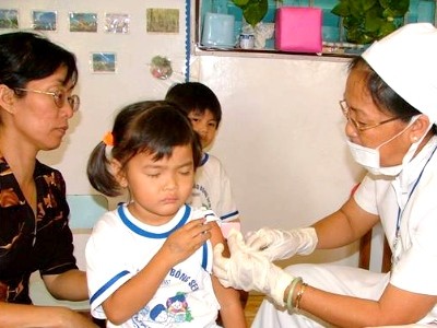Children at a nursery school in HCMC receive measles vaccines (Photo: SGGP) Children at a nursery school in HCMC receive measles vaccines (Photo: SGGP)