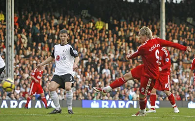 Fernamdo Torres tung cú sút vô-lê gỡ hòa 1 - 1 cho Liverpool