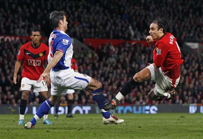 Dimitar Berbatov tung cú sút vô-lê ghi bàn mở tỷ số cho M.U