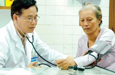 Bác sĩ Bệnh viện Nguyễn Trãi khám bệnh cho bệnh nhân có thẻ bảo hiểm y tế.Ảnh: Mai Hải Bác sĩ Bệnh viện Nguyễn Trãi khám bệnh cho bệnh nhân có thẻ bảo hiểm y tế.Ảnh: Mai Hải