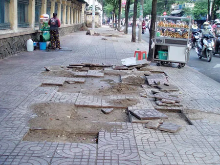Vỉa hè mới lát đã hỏng: Trách nhiệm thuộc về ai