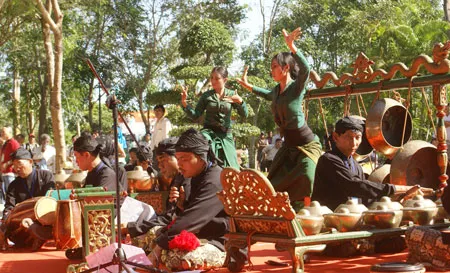 Các nghệ nhân Indonesia đang diễn tấu cồng chiêng. Ảnh: Công Hoan Các nghệ nhân Indonesia đang diễn tấu cồng chiêng. Ảnh: Công Hoan