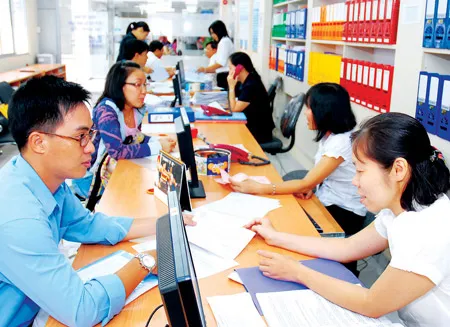 Hướng dẫn kê khai hồ sơ thuế tại Cục Thuế TPHCM. Ảnh: ĐỨC TRÍ Hướng dẫn kê khai hồ sơ thuế tại Cục Thuế TPHCM. Ảnh: ĐỨC TRÍ