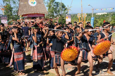 Đoàn cồng chiêng dân tộc Bana, huyện K'bang tham có rất nhiều nghệ nhân trẻ tham gia. Ảnh: An Dung Đoàn cồng chiêng dân tộc Bana, huyện K'bang tham có rất nhiều nghệ nhân trẻ tham gia. Ảnh: An Dung