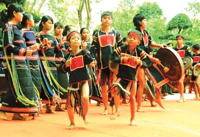 Đoàn cồng chiêng huyện Chư Sê biểu diễn có nhiều diễn viên nhí tham gia. Ảnh: AN DUNG Đoàn cồng chiêng huyện Chư Sê biểu diễn có nhiều diễn viên nhí tham gia. Ảnh: AN DUNG