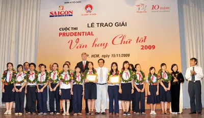 Các học sinh đoạt giải cuộc thi “Prudential - Văn hay chữ tốt” năm 2009. Ảnh: Mai Hải Các học sinh đoạt giải cuộc thi “Prudential - Văn hay chữ tốt” năm 2009. Ảnh: Mai Hải