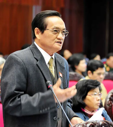 Đại biểu Trần Du lịch đang chất vấn. Ảnh: Minh Điền Đại biểu Trần Du lịch đang chất vấn. Ảnh: Minh Điền