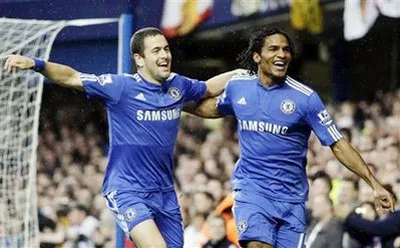 Joe Cole (trái) và Malouda đều ghi bàn trong chiến thắng của Chelsea.