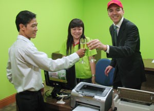 Viva Macau CEO Reg Macdonald (R) toasts with the first customer (L) at the airline’s new booking office in Ho Chi Minh City on Dec. 7 (Photo: Tuong Thuy) Viva Macau CEO Reg Macdonald (R) toasts with the first customer (L) at the airline’s new booking office in Ho Chi Minh City on Dec. 7 (Photo: Tuong Thuy)