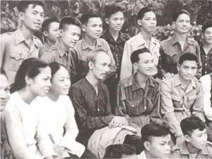 President Ho Chi Minh with members of the South Vietnam delegation that visit the Viet Bac Resistance Zone in October 1949 (File photo)