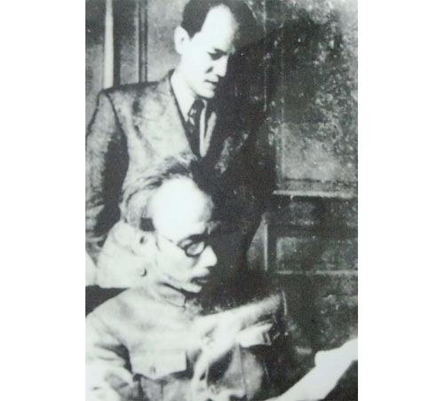 President Ho Chi Minh (sitting) and his secretary Vu Dinh Huynh in Paris in 1946 (File photo)