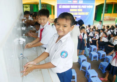 Bàn giao 2 nhà vệ sinh đầu tiên trong chương trình “Nhà vệ sinh cho trường học”