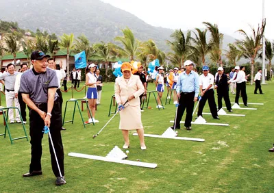Các khách mời đánh những đường banh đầu tiên khai trương sân tập golf Các khách mời đánh những đường banh đầu tiên khai trương sân tập golf