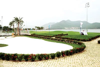 Sân tập golf tựa lưng vào núi và hướng thẳng ra biển. Sân tập golf tựa lưng vào núi và hướng thẳng ra biển.
