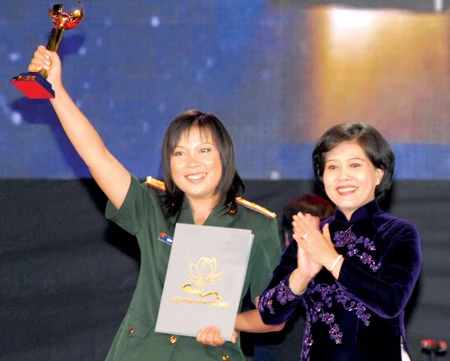 Phó Chủ tịch UBND TPHCMNguyễn Thị Hồng chúc mừng đại diện phim “Mười ba bến nước” nhận giải Bông senvàng. Ảnh: ĐỨC TRÍ Phó Chủ tịch UBND TPHCMNguyễn Thị Hồng chúc mừng đại diện phim “Mười ba bến nước” nhận giải Bông senvàng. Ảnh: ĐỨC TRÍ