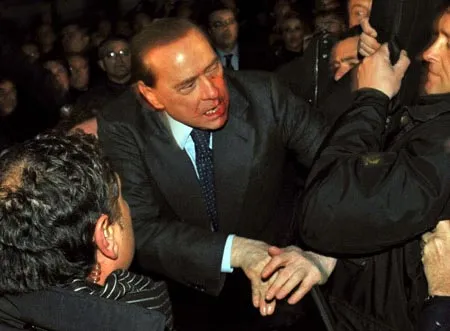 Thủ tướng Ý Silvio Berlusconi được cảm thông sau vụ bị tấn công