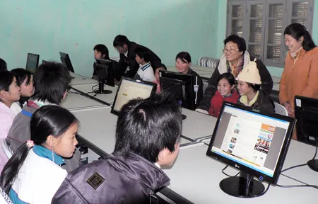 Báo Sài Gòn Giải Phóng tặng Thư viện điện tử cho Trường Phổ thông dân tộc nội trú Sìn Hồ (Lai Châu)