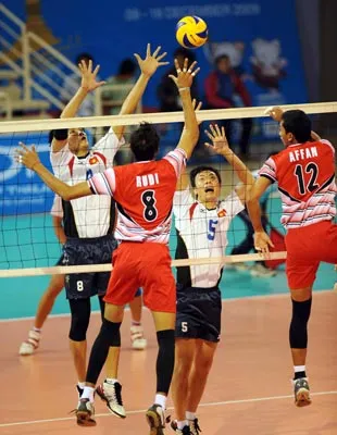 Hàng chắn Việt Nam thường hoảng loạn trước những pha tấn công của đối phương. Ảnh: Quang Thắng