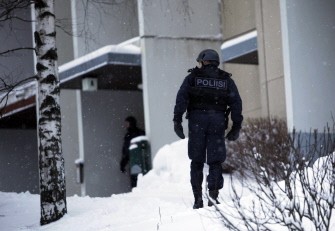 Police stand guard outside of an apartment where a gunman who shot dead five people returned after his shooting spree to kill himself on December 31, 2009 in Espoo (AFP photo) Police stand guard outside of an apartment where a gunman who shot dead five people returned after his shooting spree to kill himself on December 31, 2009 in Espoo (AFP photo)