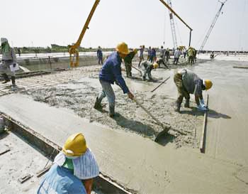 Workers at a construction site in Nhon Trach District, Dong Nai Province, where the four sections of the Thu Thiem tunnel under HCMC's Saigon River are being fabricated. The first section is expected to be put in place on March 8. (Photo: Tuoi Tre) Workers at a construction site in Nhon Trach District, Dong Nai Province, where the four sections of the Thu Thiem tunnel under HCMC's Saigon River are being fabricated. The first section is expected to be put in place on March 8. (Photo: Tuoi Tre)