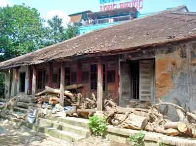 An ancient house in the former feudal capital of Hue has fallen into disrepair. Residents say that government subsidies are not enough to cover the cost of preservation efforts. (Photo: SGGP) An ancient house in the former feudal capital of Hue has fallen into disrepair. Residents say that government subsidies are not enough to cover the cost of preservation efforts. (Photo: SGGP)