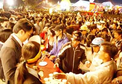 Visitors enjoy wine at the end of the Da Lat Flower Festival on January 4 (Photo: SGGP)