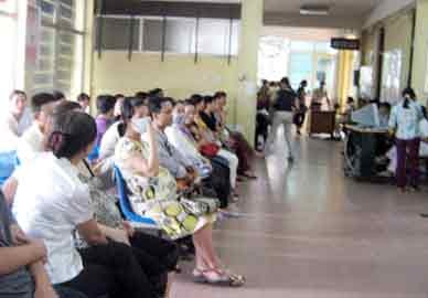 Patients sit in a waiting room at the Obstetrics Hospital in Hanoi. Health officials say pregnant women and those living with HIV must continue to take preventive measures against A/H1N1 flu. Patients sit in a waiting room at the Obstetrics Hospital in Hanoi. Health officials say pregnant women and those living with HIV must continue to take preventive measures against A/H1N1 flu.
